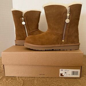 UGG Bailey Zip Short Boots (Chestnut)